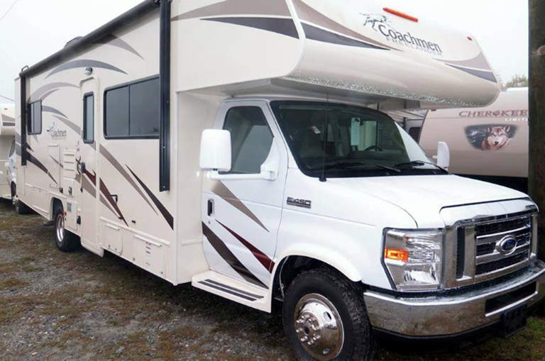 31 FT COACHMEN FREELANDER CLASS C WITH SLIDE