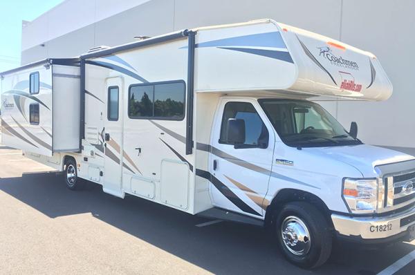 32 FT COACHMEN FREELANDER CLASS C 2 SUPER SLIDES