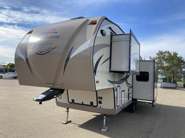Fifth Wheel RV Trailer 35 Foot Long, 6 people to sleep. 2 slide outs
